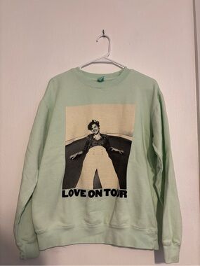 Love On Tour Graphic Sweatshirt - Mint Green